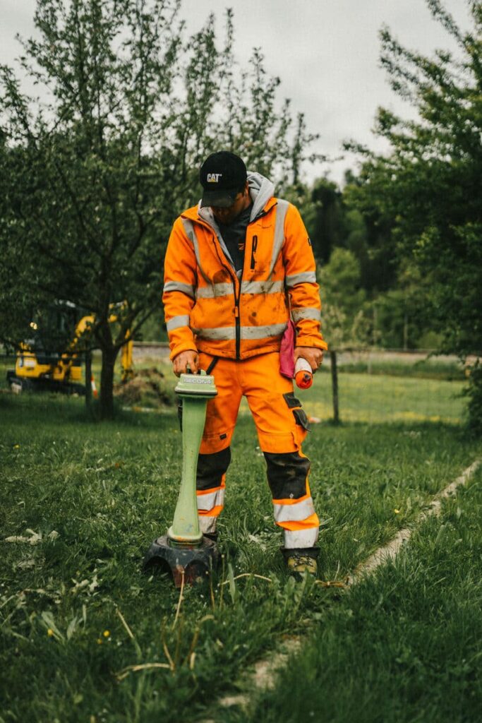 Ein Mitarbeiter der Firma Zemp Leitungsbau GmbH prüft mit einem speziellen Gerät wo Leitungen im Boden durchlaufen.