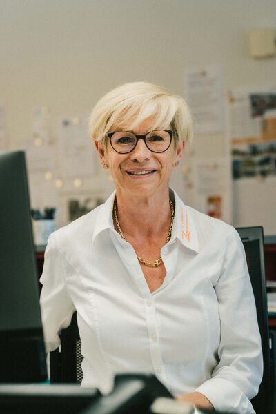 Monika Portmann ist eine wertvolle Mitarbeiterin bei der Firma Zemp Leitungs- und Tiefbau GmbH, wo sie als verantwortliche Kraft für Finanzen und Administration tätig ist. Mit ihrer langjährigen Erfahrung und ihrer ausgeprägten Kompetenz spielt sie eine entscheidende Rolle in der effizienten Organisation des Unternehmens.