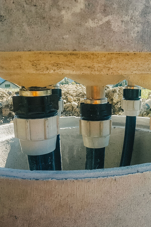 Bildliche Darstellung von montierten Leitungen an einer Wasserfassung der Firma Zemp Leitungsbau