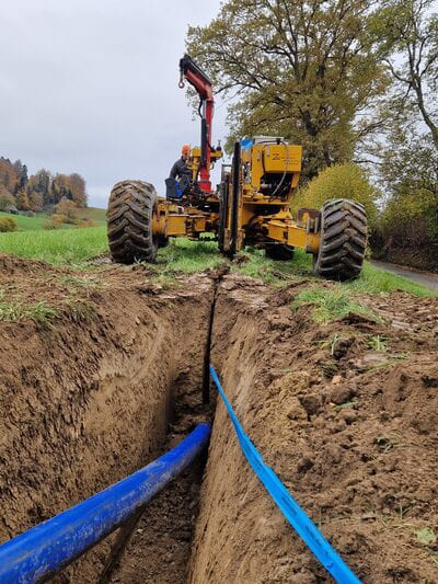 Was­ser­lei­tung NW 160 in Uberstorf eingepflügt